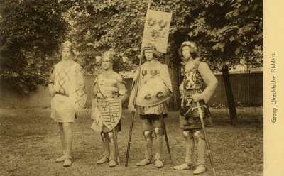 221958 Portret van een groep Utrechtse ridders, voorgesteld door anonymi, deelnemers in de maskeradeoptocht tijdens de ...